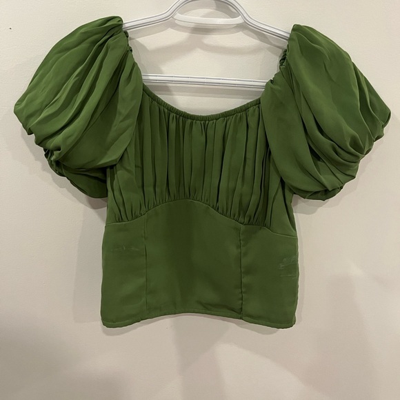 Never worn! Abercrombie puff sleeve & smocked top - Picture 3 of 4